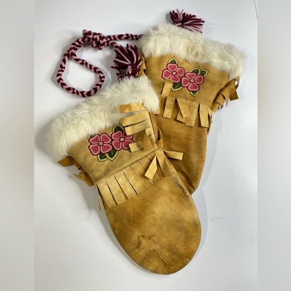 MOOSEHIDE/FUR EMBROIDERED FLOWER MITTENS MADE IN THE CREE NATION OF MISTISSINI! - Picture 3 of 15